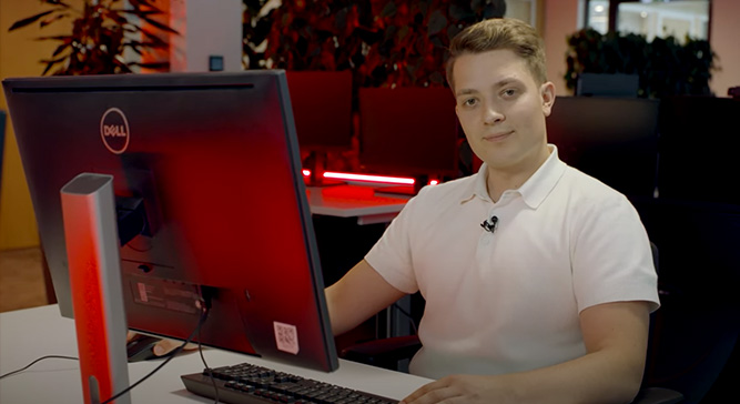 Man in front of a PC at the AnyDesk office